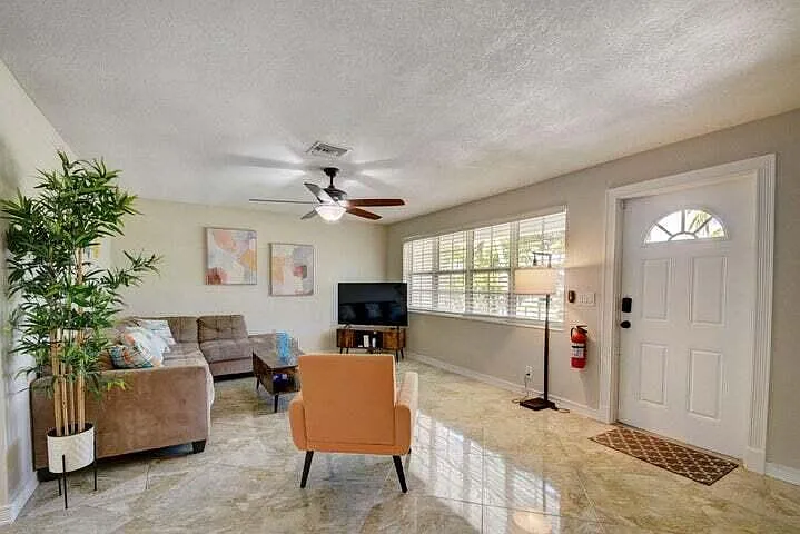 4 bed, 3.0 bath, 2200 sqft, $5,300 — Photo 4