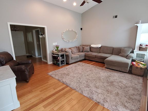 3rd image of 3085 Elizabeth Ln
