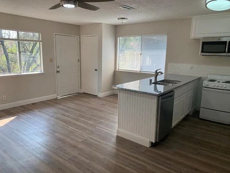 5552 Keoncrest Cir #4 — Photo 4