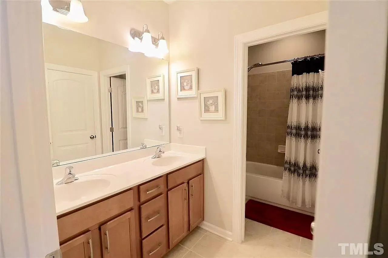 3 bed, 3.5 bath, 2707 sqft, $2,440 — Photo 2