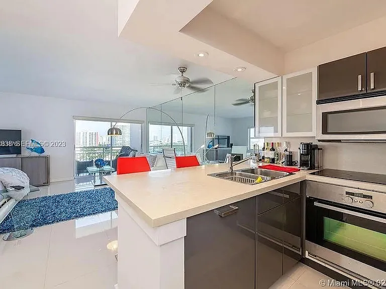 400 Kings Point Dr #101 — Photo 8