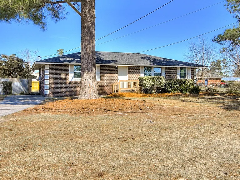 208 Maywood Dr — Photo 3