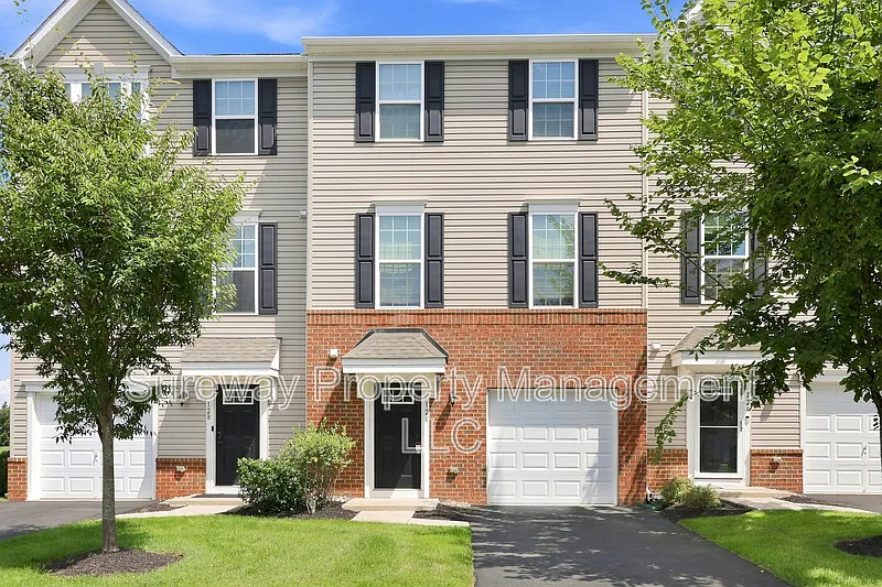 3 bed, 2.5 bath, 1640 sqft, $3,400 — Photo 1
