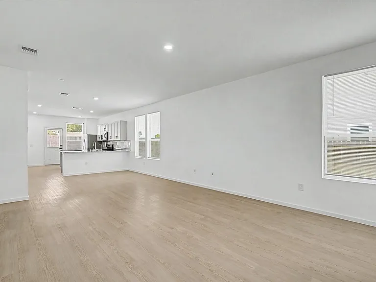 511 Louis Ln — Photo 5