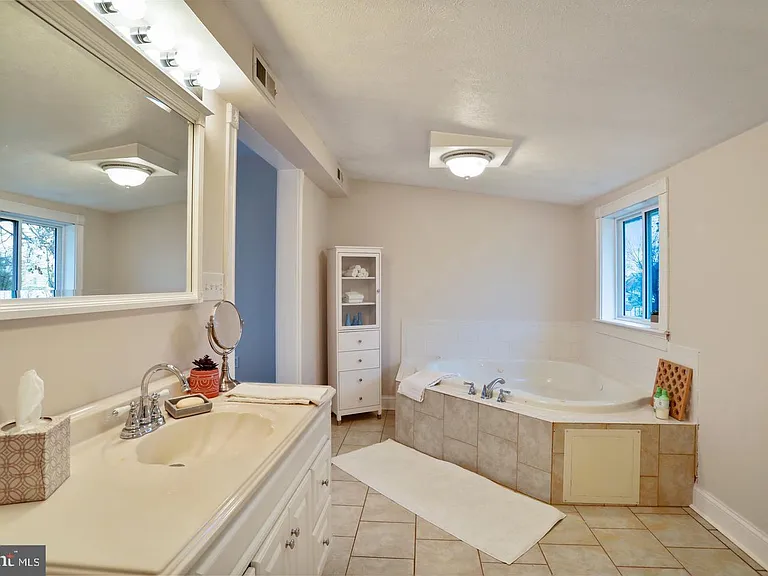 27 W 11th St — Photo 30