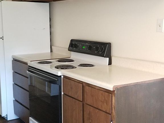 3rd image of 627 Holbrook Dr