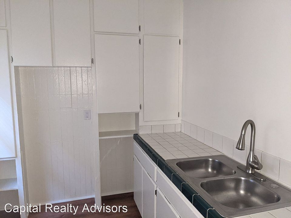 2nd image of 959 E Broadway #3
