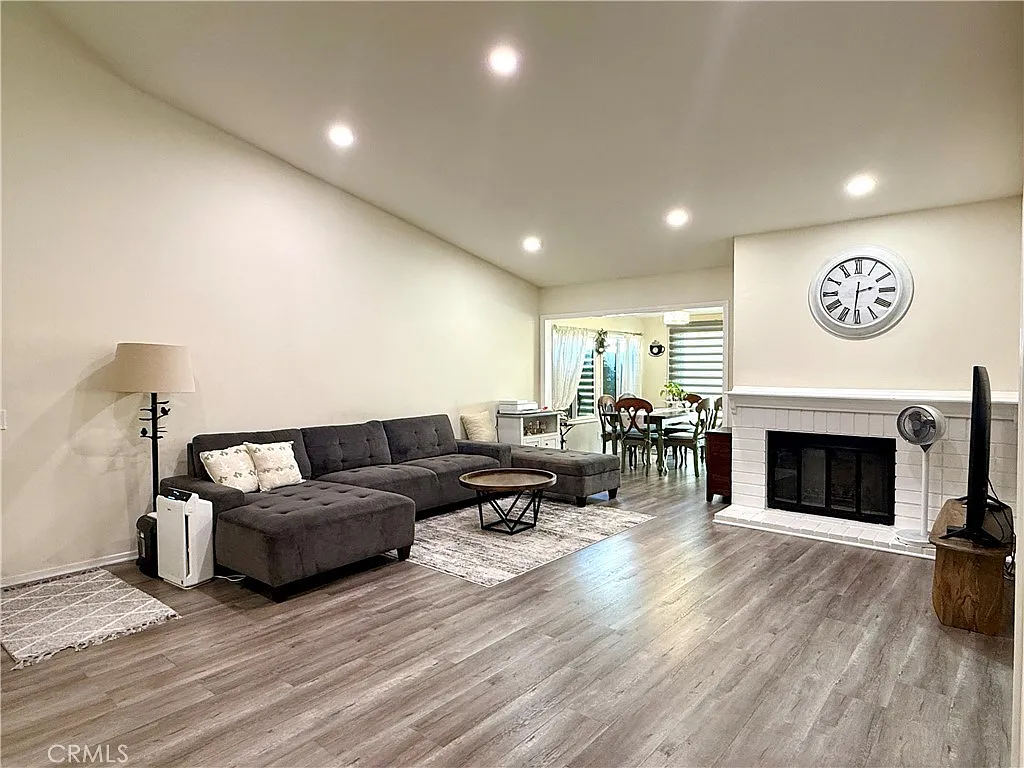 3 bed, 1758 sqft, $3,680 — Photo 4