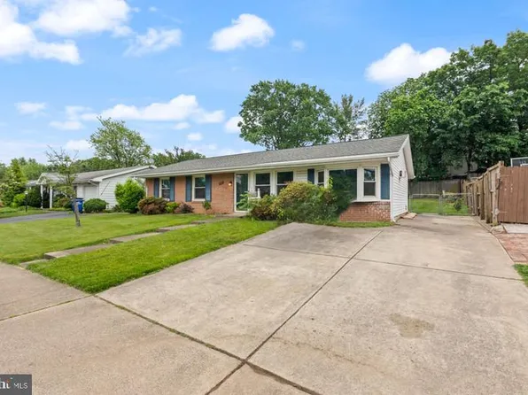 1104 S Greenthorn Ave, Sterling, VA 20164