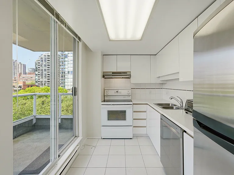 1500 Howe St #902 — Photo 4