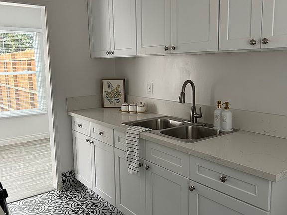 5th image of 10408 Edison Way #4