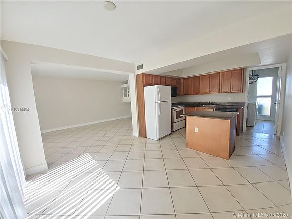 3rd image of 523 SW 1st Ct #523