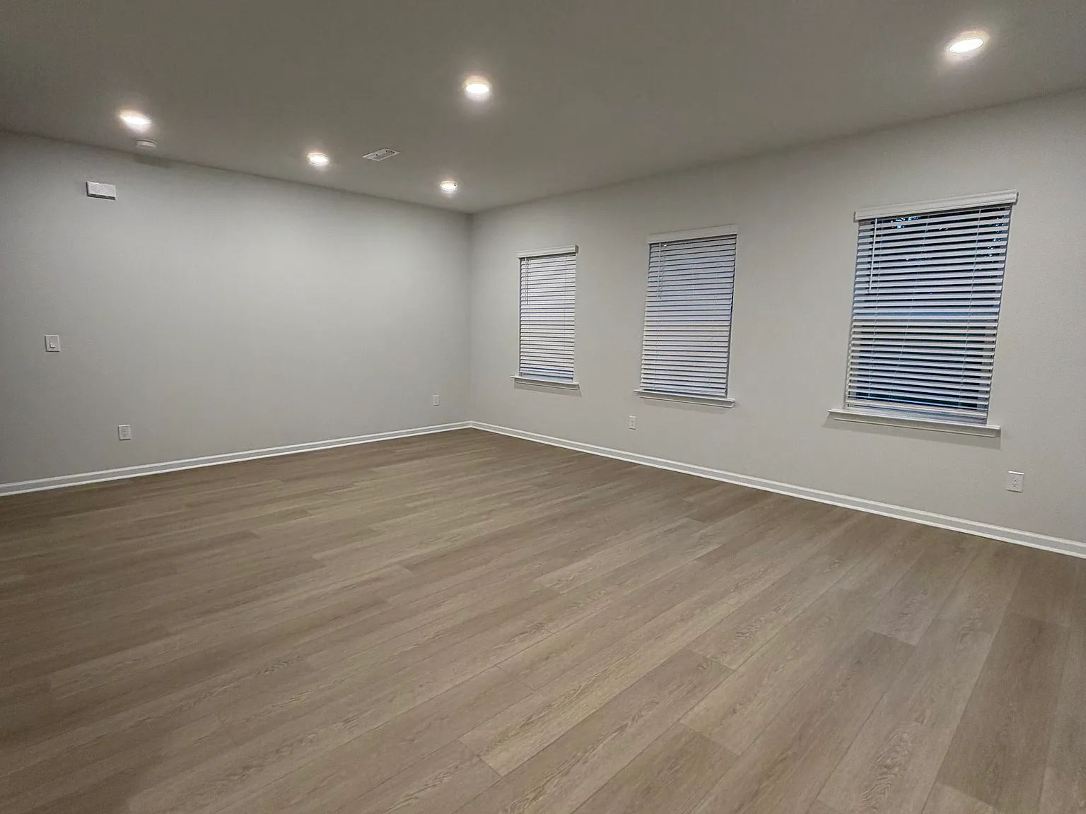 4 bed, 3.5 bath, 2100 sqft, $2,350 — Photo 4