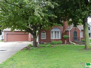 1203 Division St, Hull, IA 51239