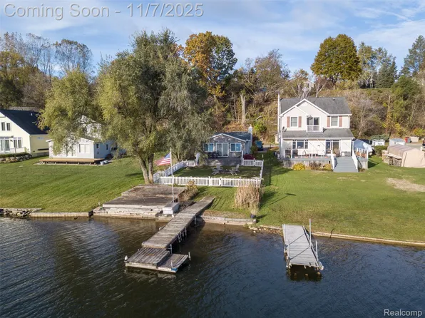 1921 Lakeview Ln, Highland, MI 48357