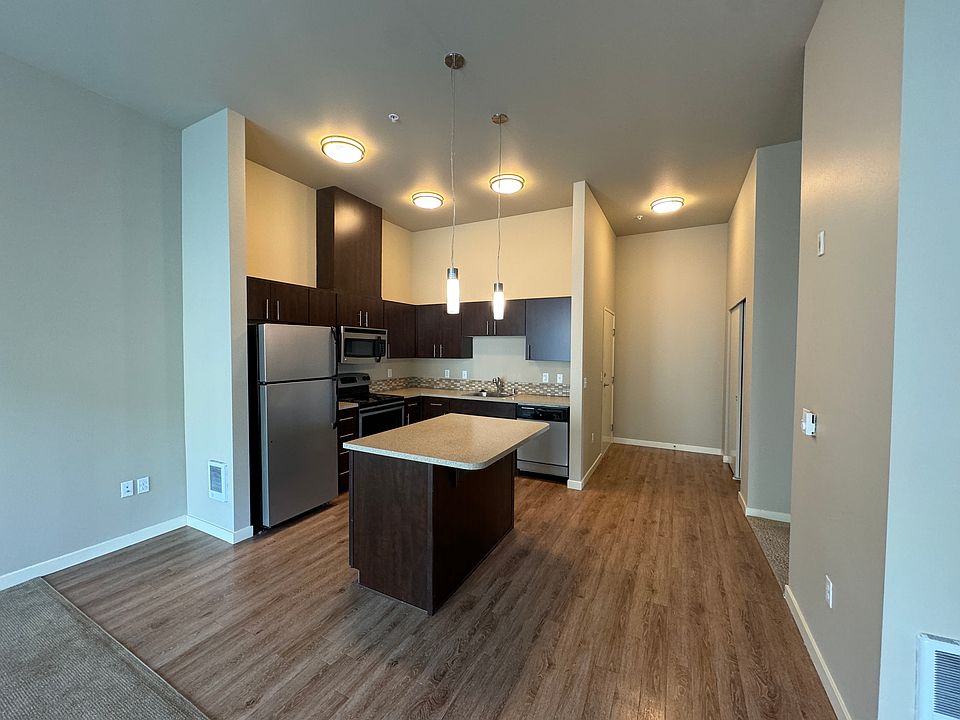 1st image of 975 NE Discovery Dr #414