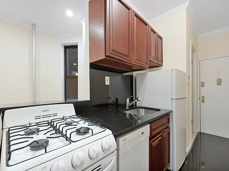 370 Columbus Ave #4L — Photo 3