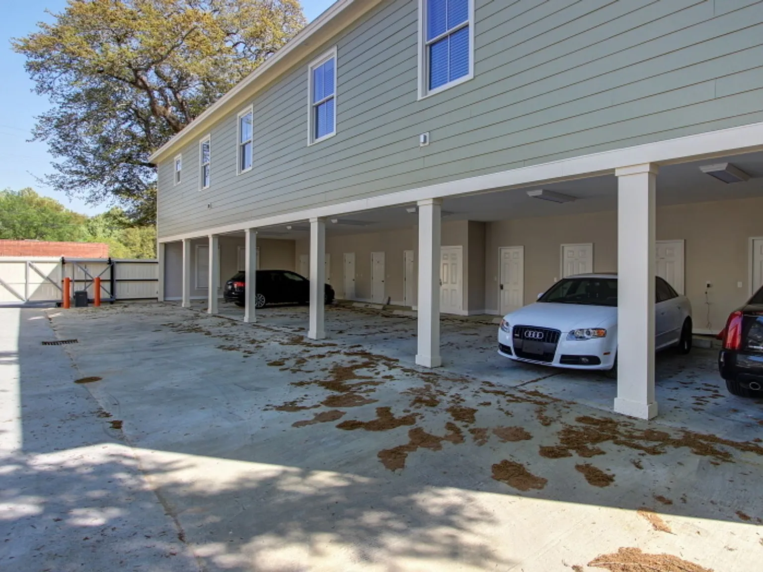 Bright 2BR Apartment in Historic Downtown with Gated Parking Discover modern living in Savannah's... — Photo 4