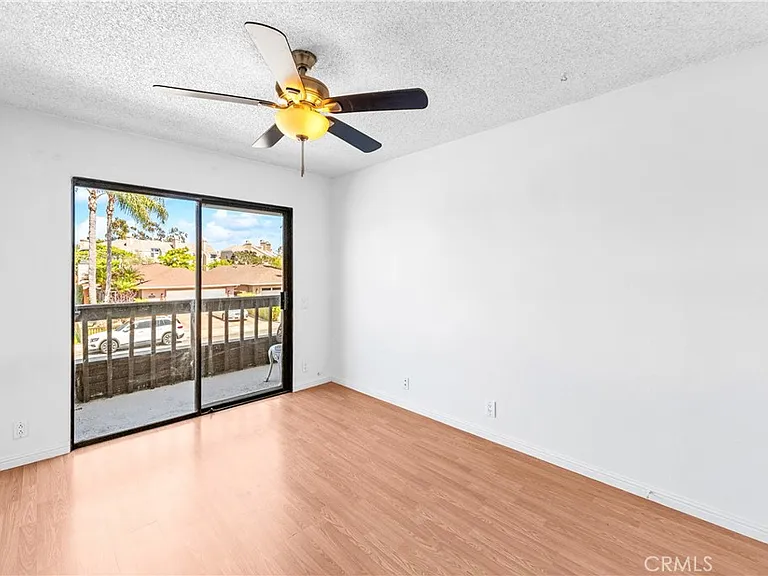 1407 Lakeside Ln — Photo 45