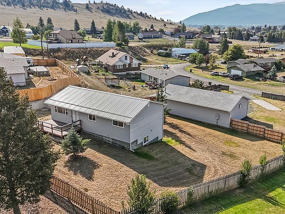 3rd image of 5 Lenore Ln