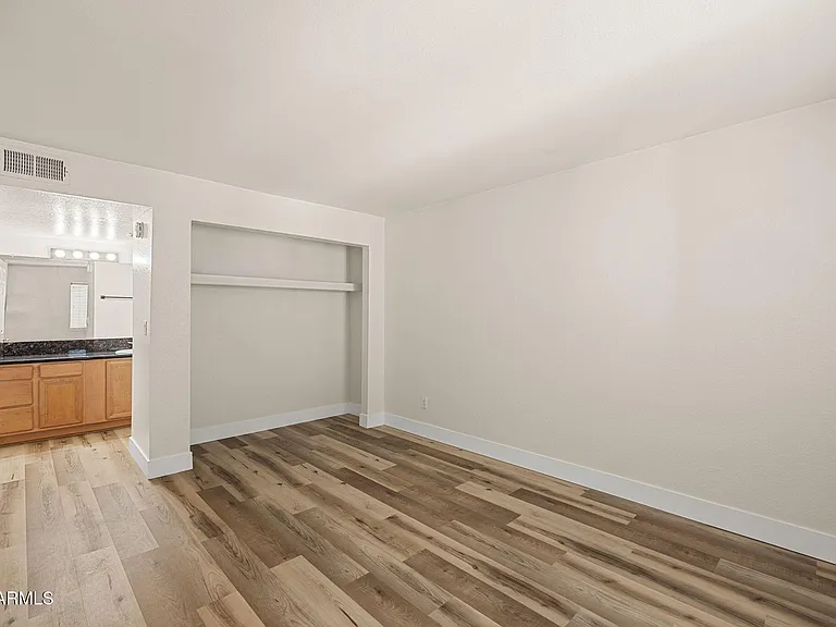 740 W Elm St #207 — Photo 23