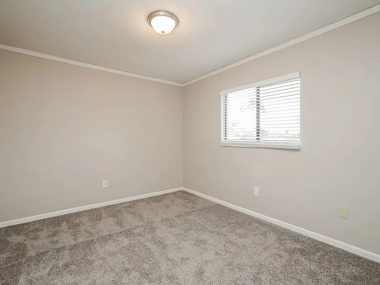 433 SE 13th Pl — Photo 12