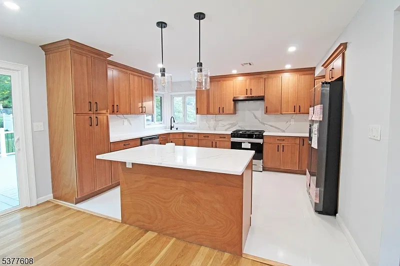 4 bed, 3.0 bath, $3,700 — Photo 3