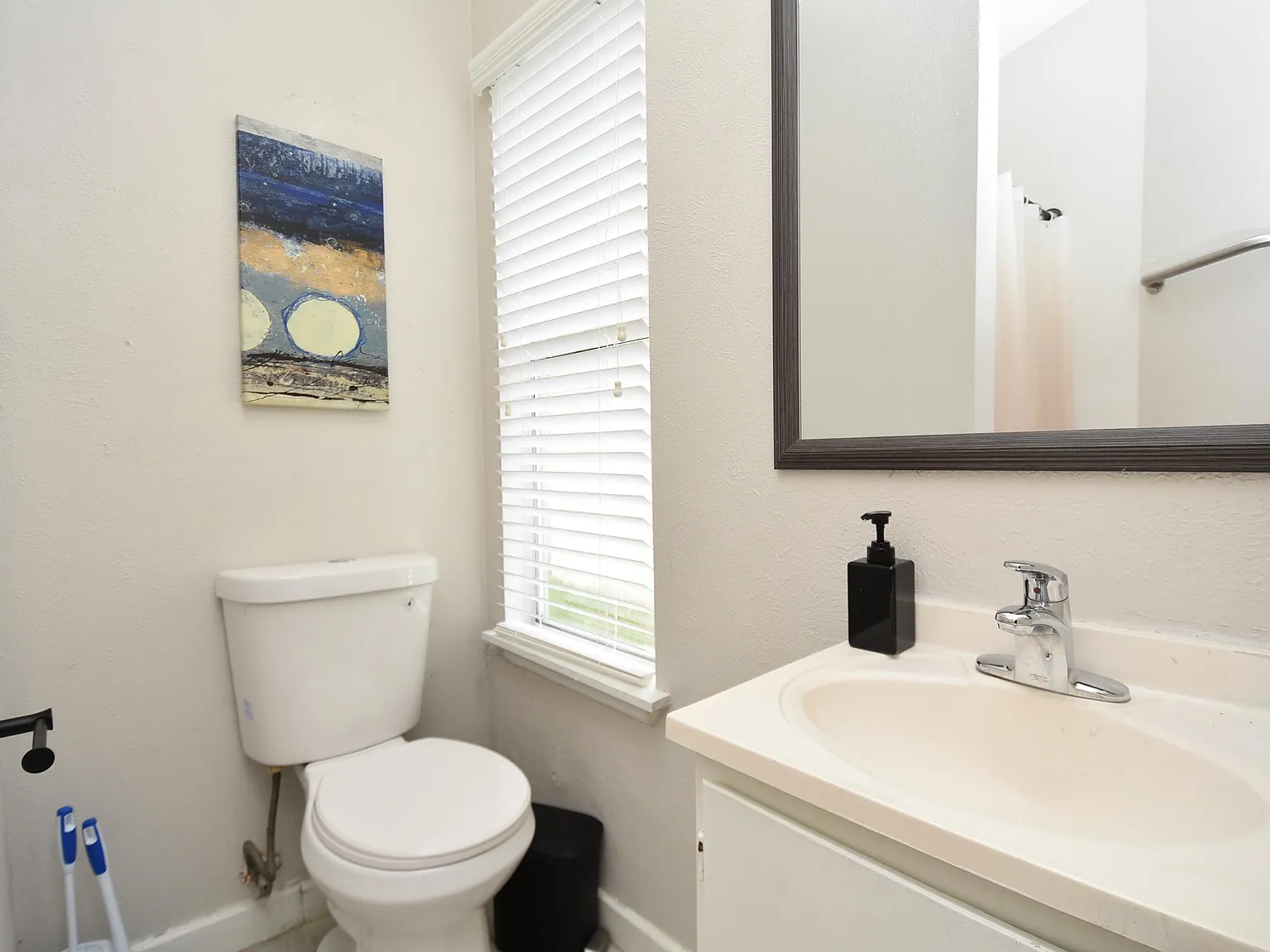 4 bed, 2.0 bath, 1400 sqft, $598 — Photo 4