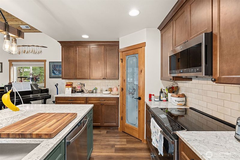 4th image of 103 Mountain View Lane S