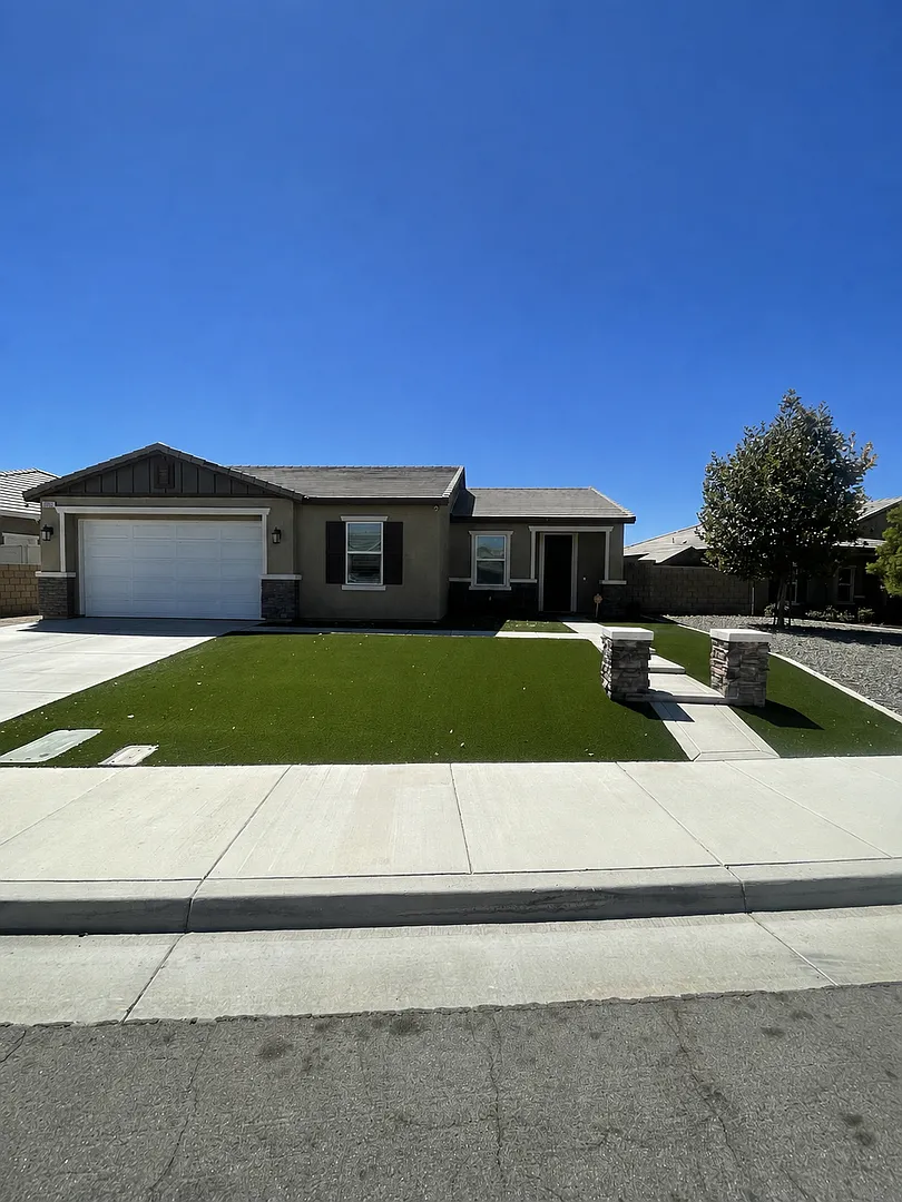 Modern Single-Story 4-Bedroom Home in Menifee — Photo 1