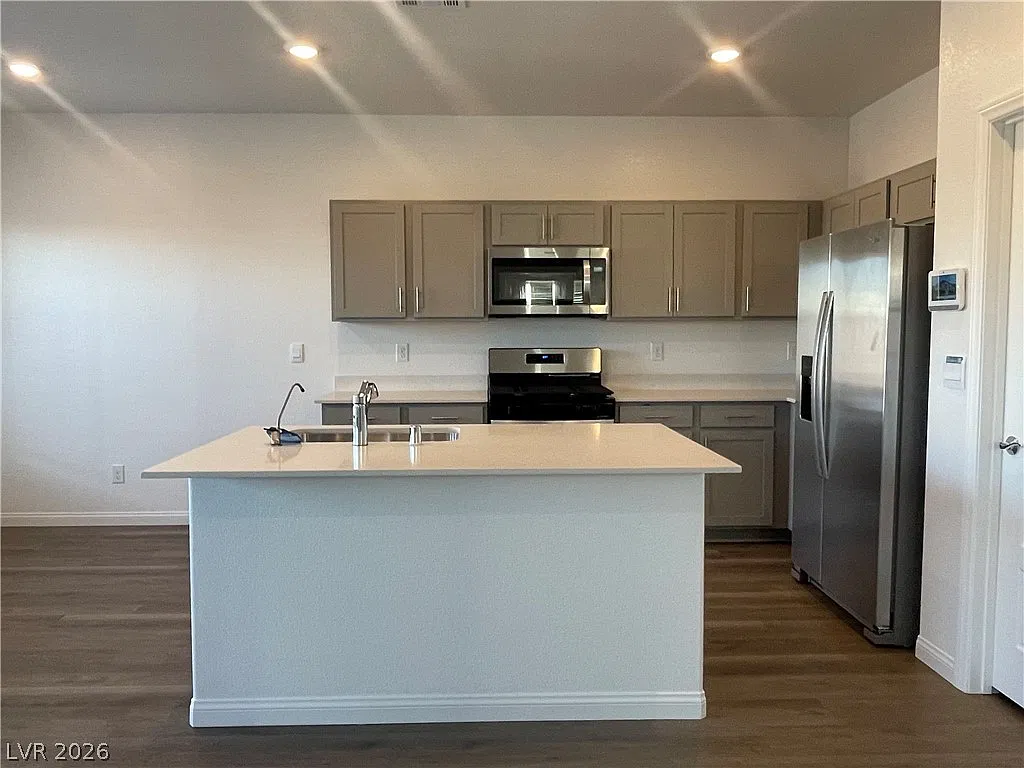 3 bed, 2.5 bath, 1716 sqft, $2,295 — Photo 2
