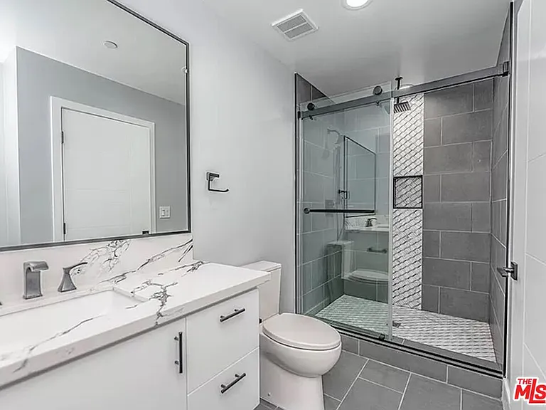 1947 N Vista Del Mar Ave — Photo 10