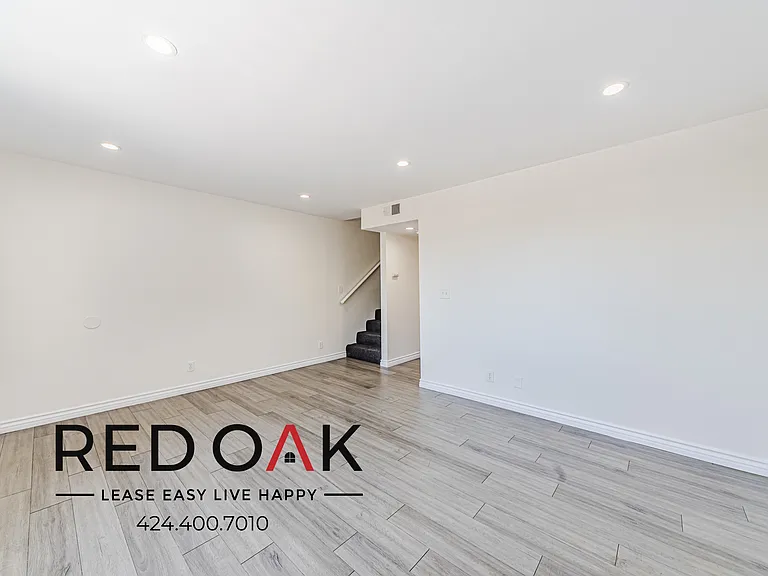 11701 Oxnard St #4 — Photo 6