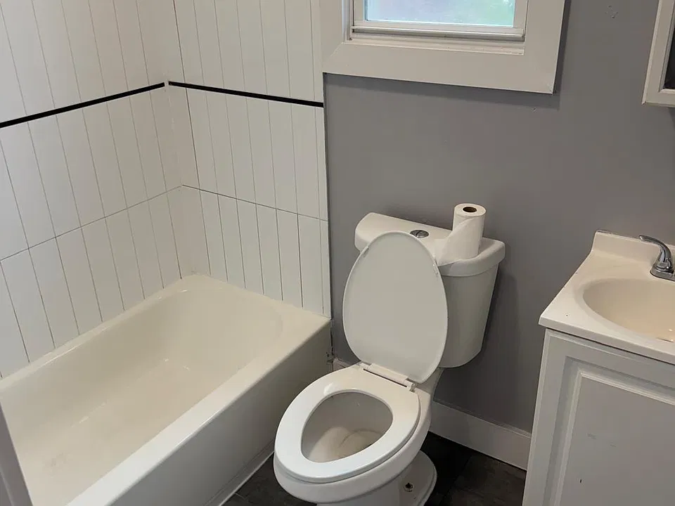 92 Clinton Pl #2B
