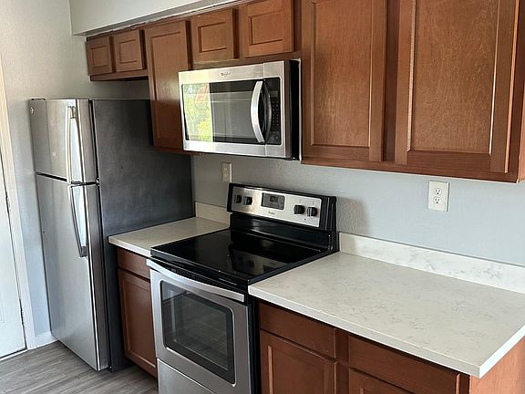 3rd image of 3029 E Paradise Ln APT 201