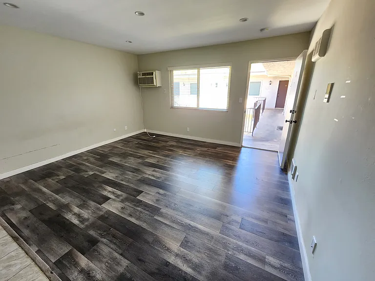 14603 Delano St #18 — Photo 4