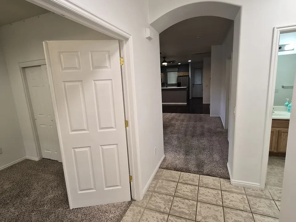 3426 E Hidden Springs Dr