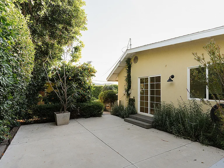 2841 Los Feliz Dr — Photo 24