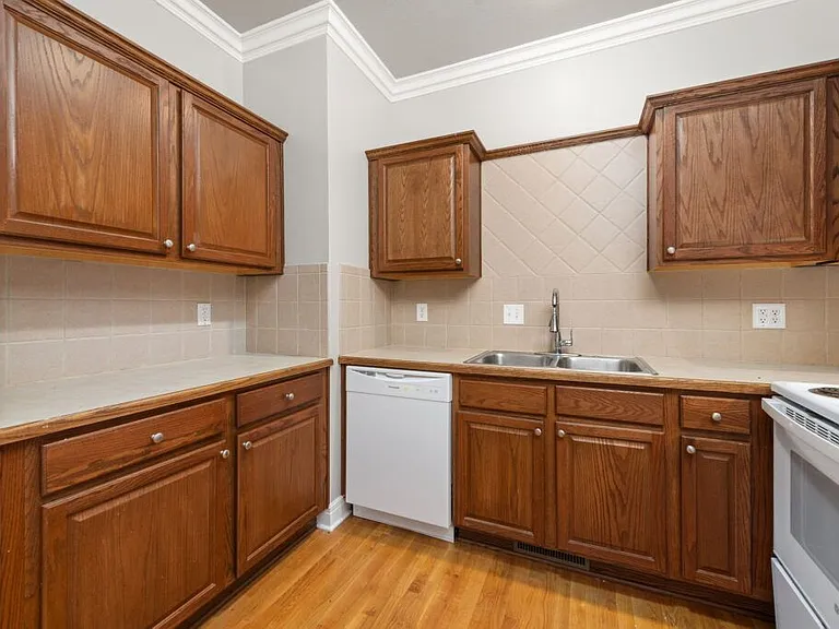 132-210 Mott Dr #1620-1628 — Photo 7