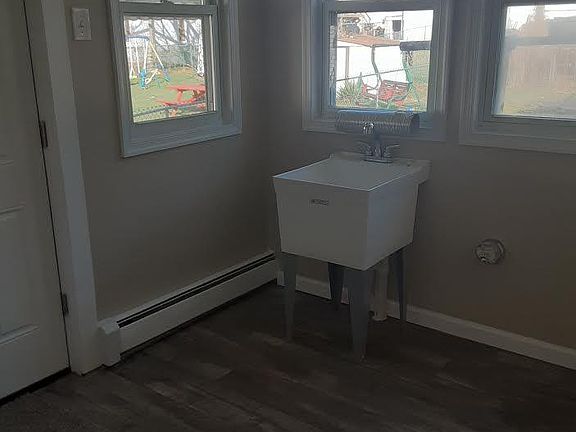 Wash sink in laundry room