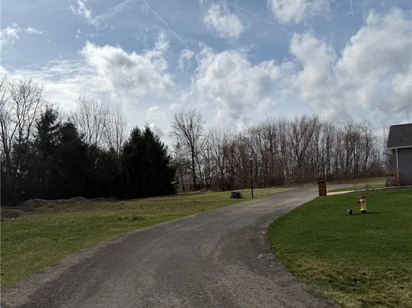 Anna Cir, Struthers, OH 44471