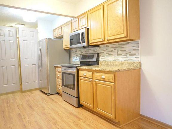5th image of 10 Ellington Commons Ln