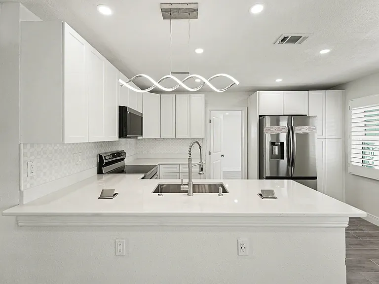 318 Bath St — Photo 12