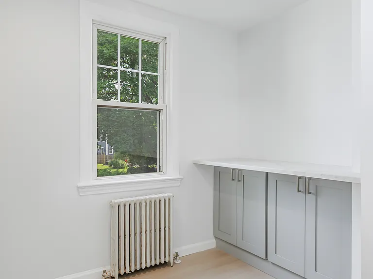 Eat-in Kitchen w/ dining nook & ample cabinets