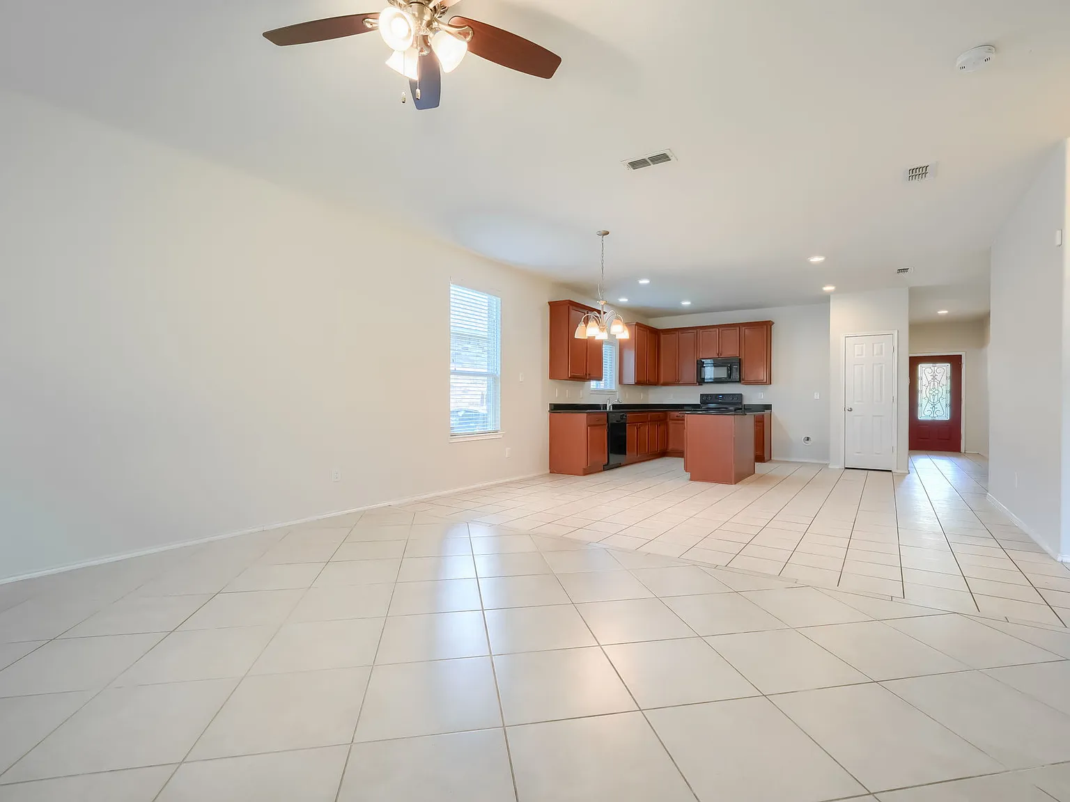 3 bed, 1943 sqft, $2,175 — Photo 4