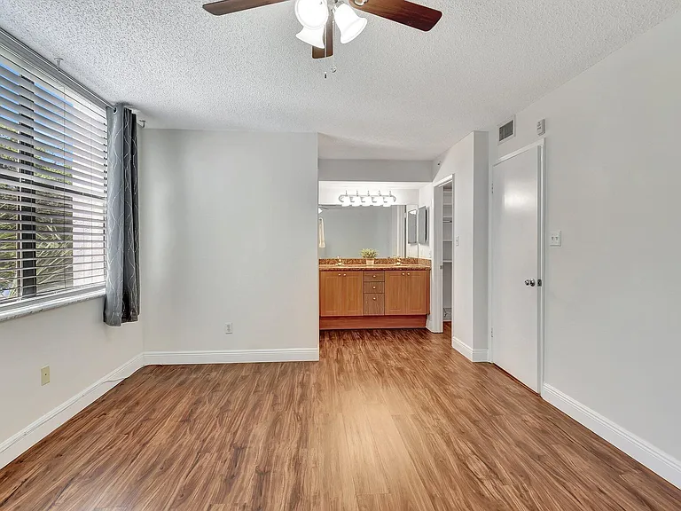 820 Lavers Cir #G402 — Photo 3
