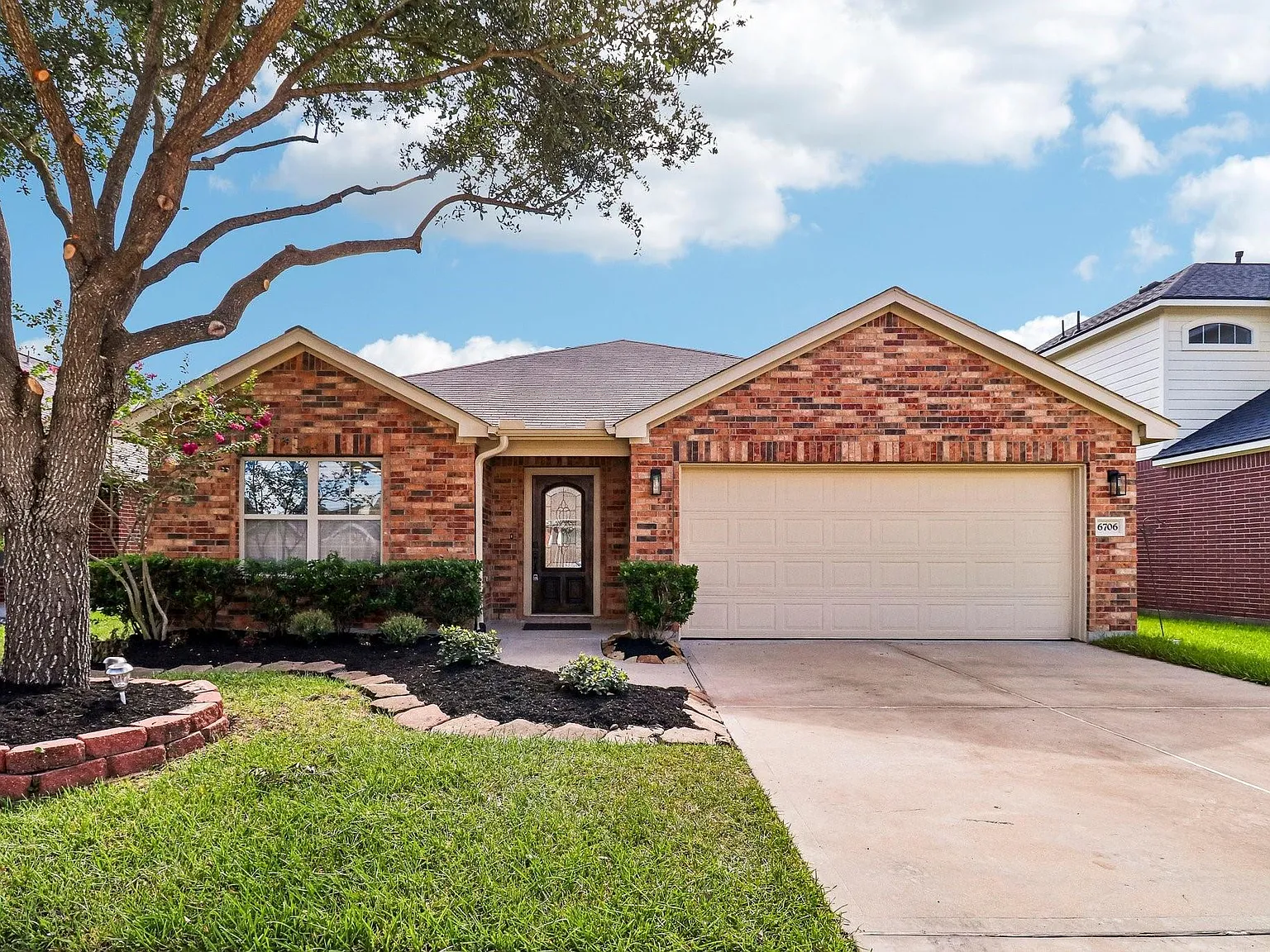 3 bed, 2.0 bath, 1831 sqft, $2,029 — Photo 1