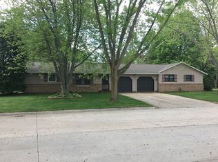 3052 Greenview Dr, Green Bay, WI 54311