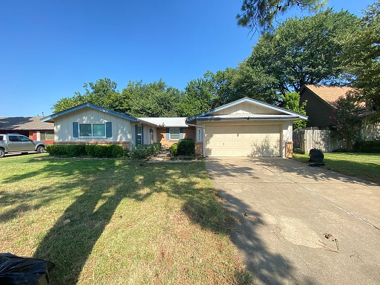 2711 Olympia Dr — Photo 2