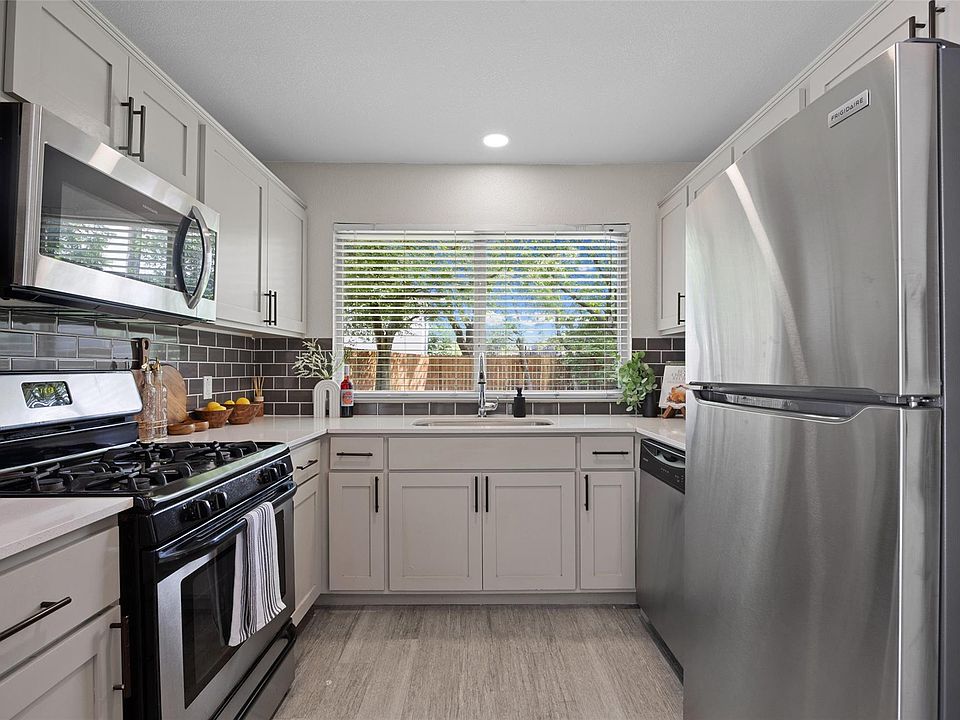 1st image of 704 Buckingham Pl